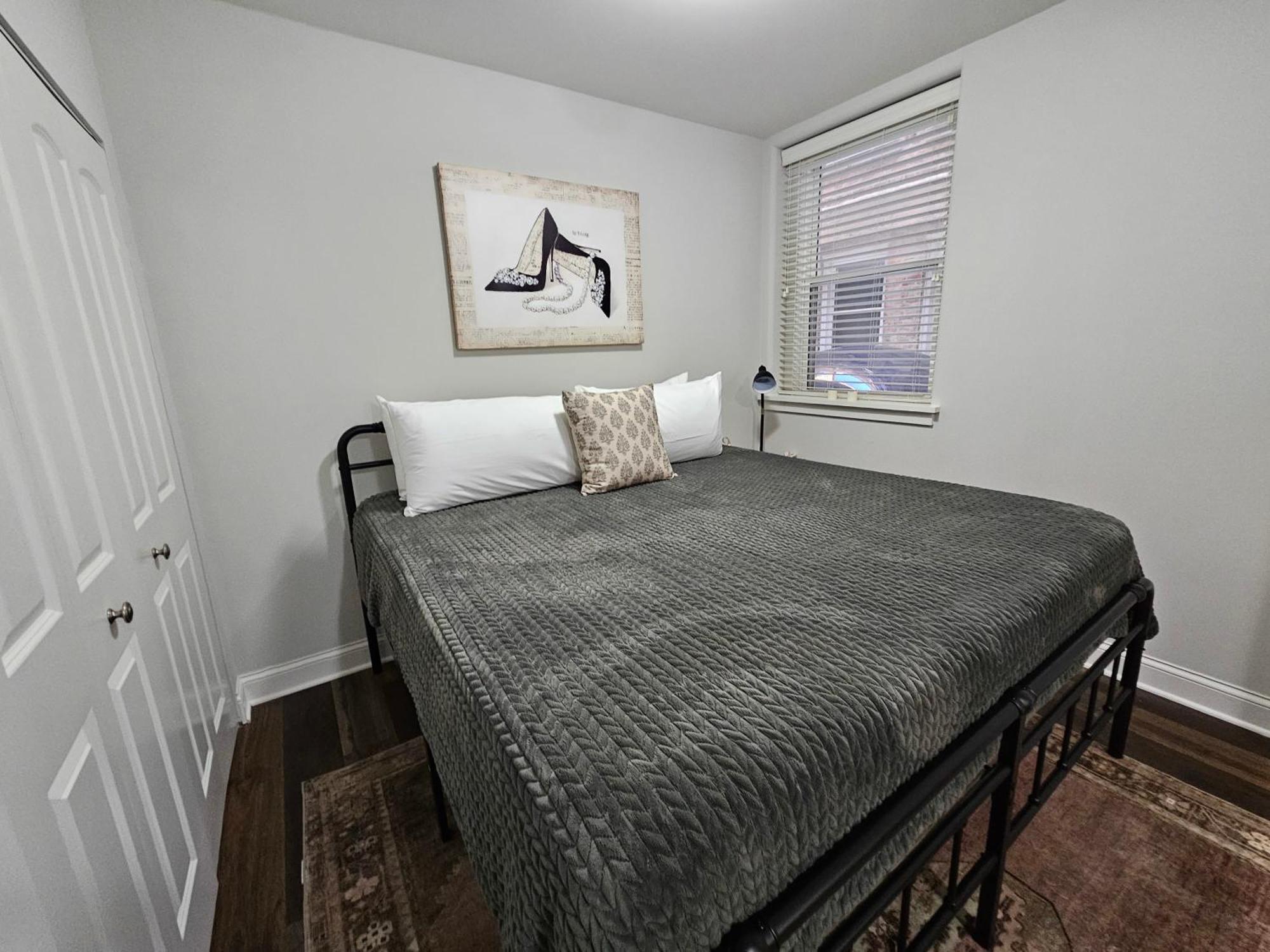 Cozy King Bed Stay At The Historic Inman - 201 Champaign Exterior photo
